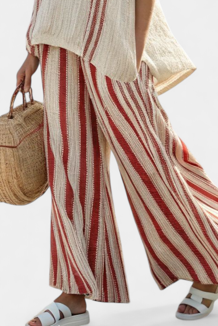 Daisy Conjunto de Dos Piezas con Rayas Rojas y Silueta Texturizada